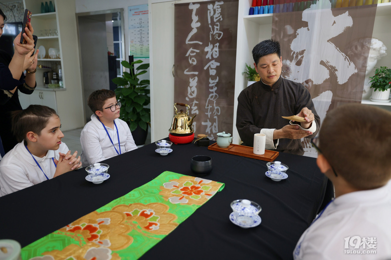 足球賽、茶藝課、非遺藍曬…錢塘區(qū)這所小學迎來了32位外國師生