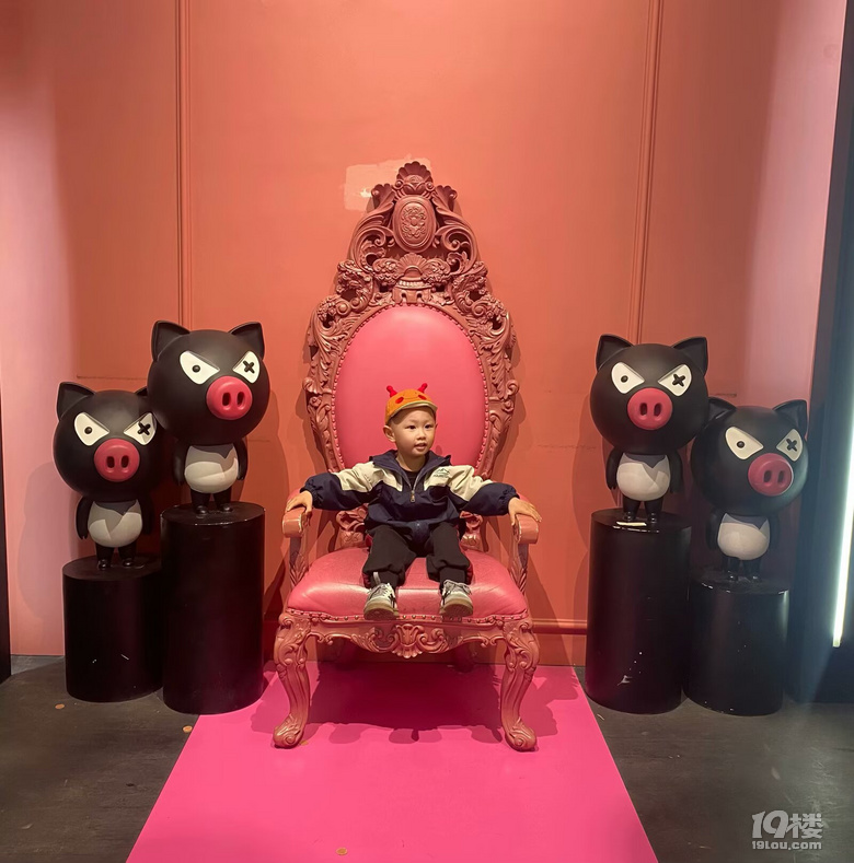 熊猫猪猪两头乌国际牧场
