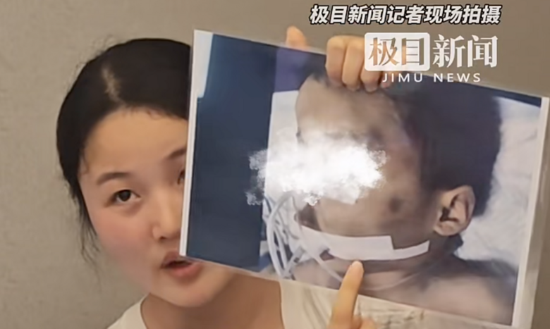 “3岁男童被生父女友虐待后死亡”案今日开庭，生母痛哭