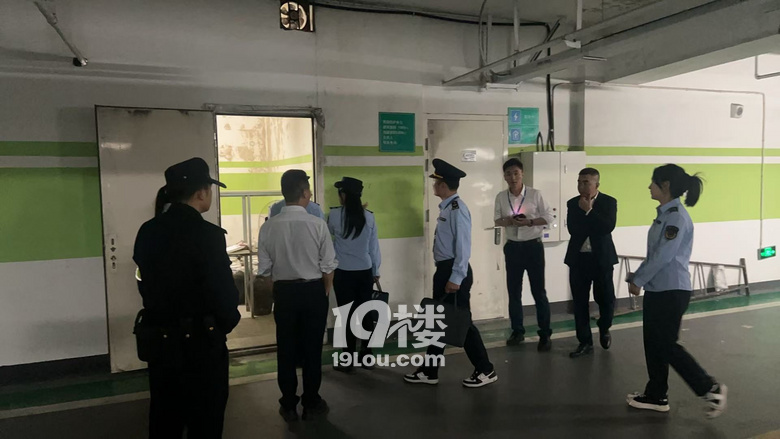 【19樓幫幫團(tuán)】臨浦碧桂園地下車庫(kù)竟私藏“白酒炸彈”