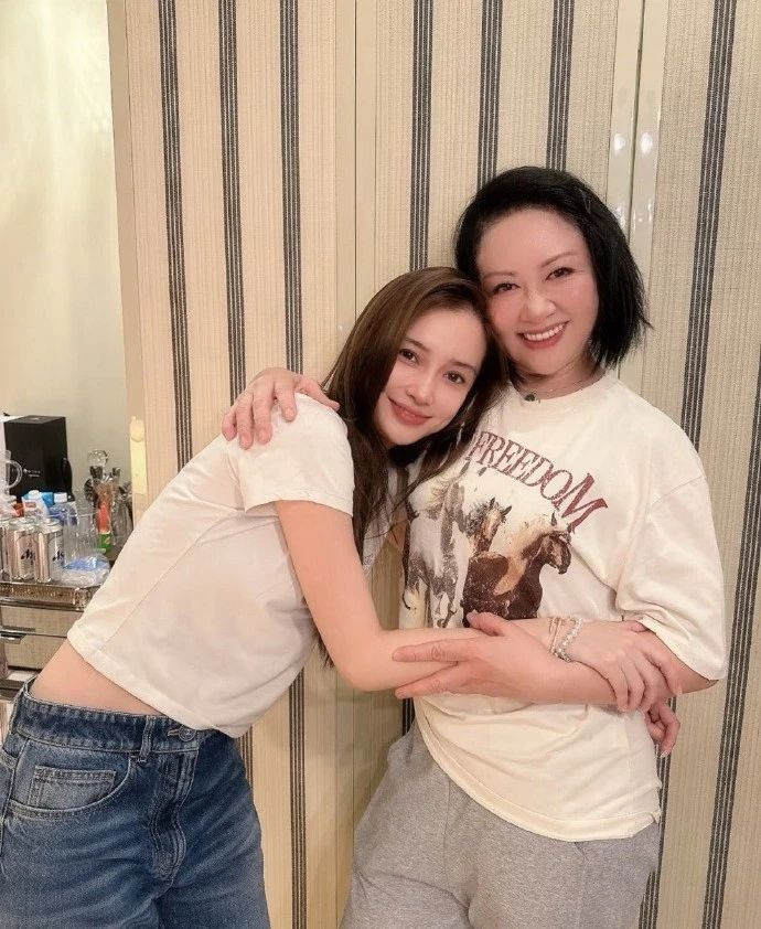 因一张合影被造黄谣，29岁知名女星紧急发声
