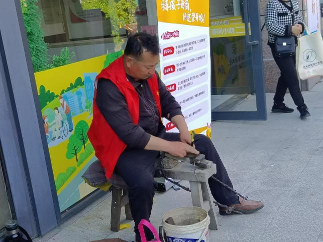 便民服務(wù)“擺”出來,幸福生活“聚”起來