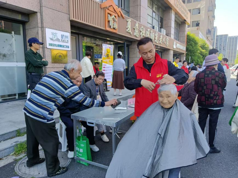 便民服務(wù)“擺”出來,幸福生活“聚”起來
