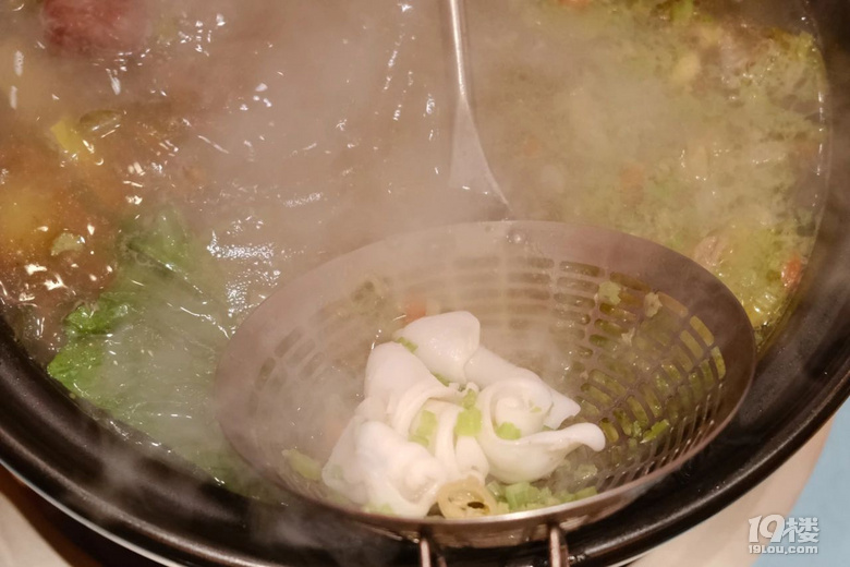 發(fā)現(xiàn)了好吃的雞煲,樓下的鮮活牛肉頓時不香了