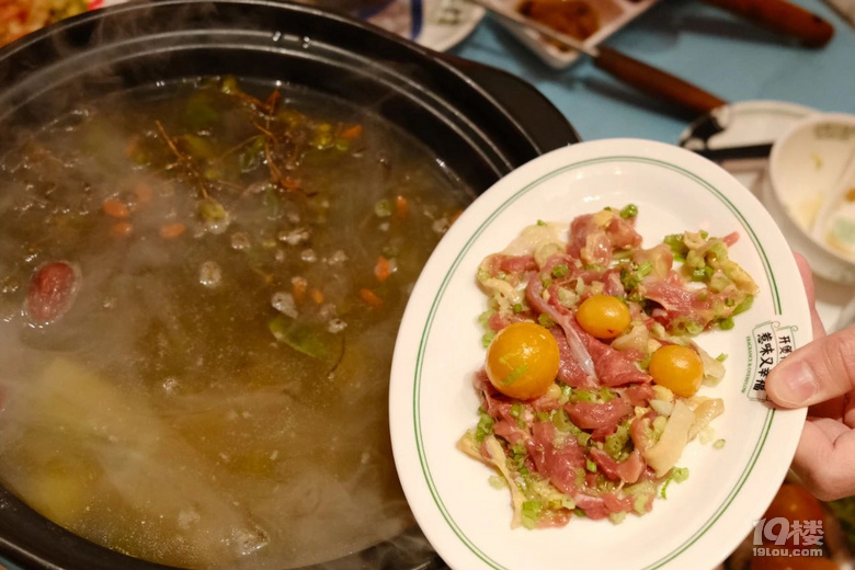 發(fā)現(xiàn)了好吃的雞煲,樓下的鮮活牛肉頓時不香了