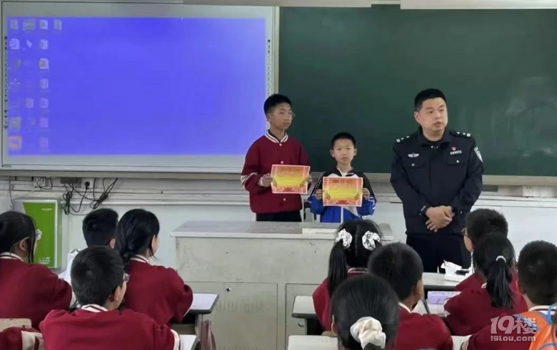 女孩落水掙扎,浙江兩位“小孩哥”上演教科書式救援