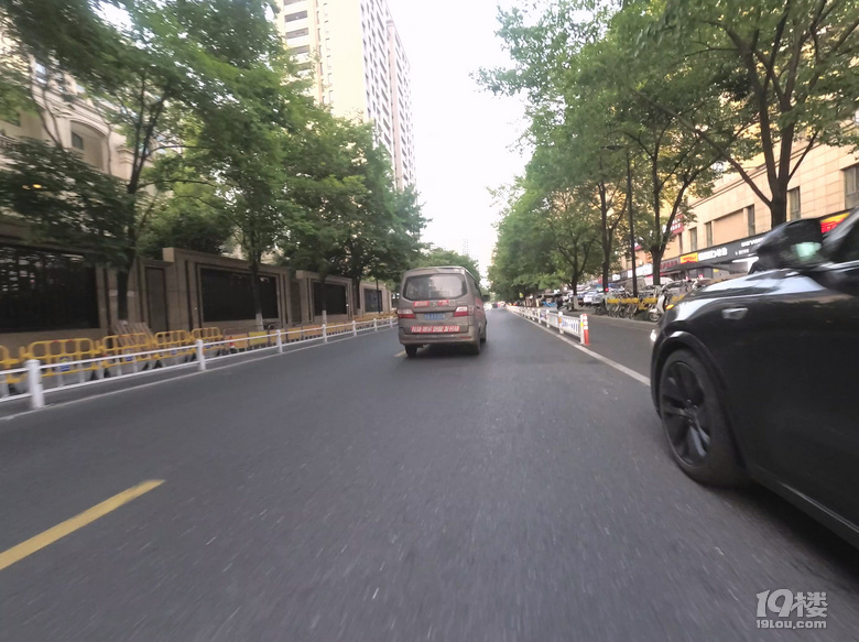 杭州骑车想走非机动车道还是真难哦。