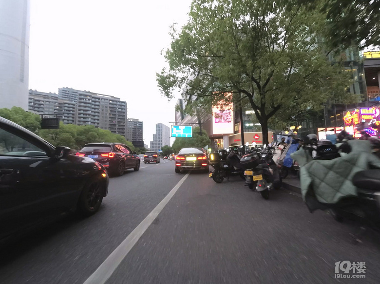 杭州骑车走非机动车道还是有点难哦。