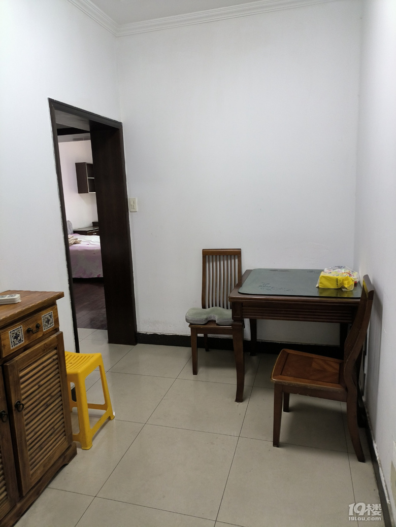 房东直租闸弄口新村2室一厅，柜子多实用不花销，适合一家人住