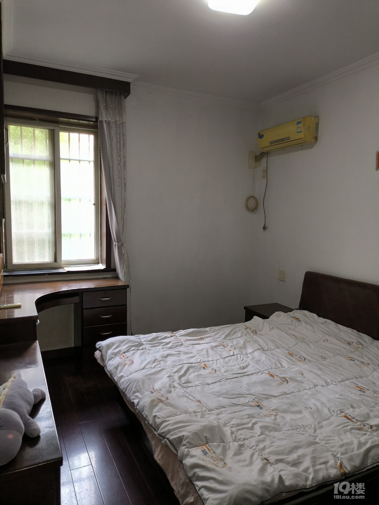 房东直租闸弄口新村2室一厅，柜子多实用不花销，适合一家人住