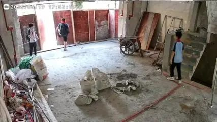 3名“熊孩子”闯入正装修的别墅，“多次飞踹木板”！业主回应