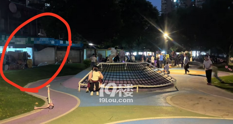 【19樓幫幫團(tuán)】公園旁的廢品回收站味道大
