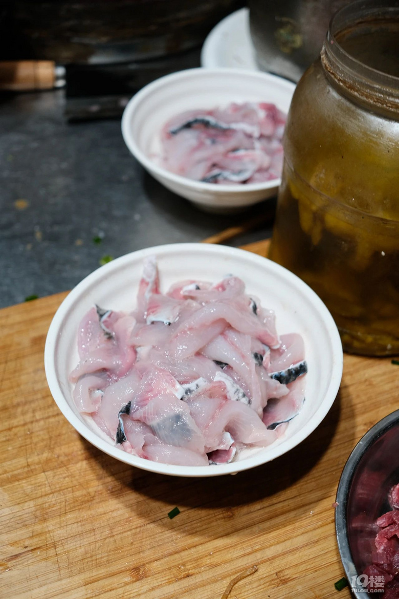 在街邊小店,吃到現(xiàn)殺現(xiàn)燒的酸菜魚