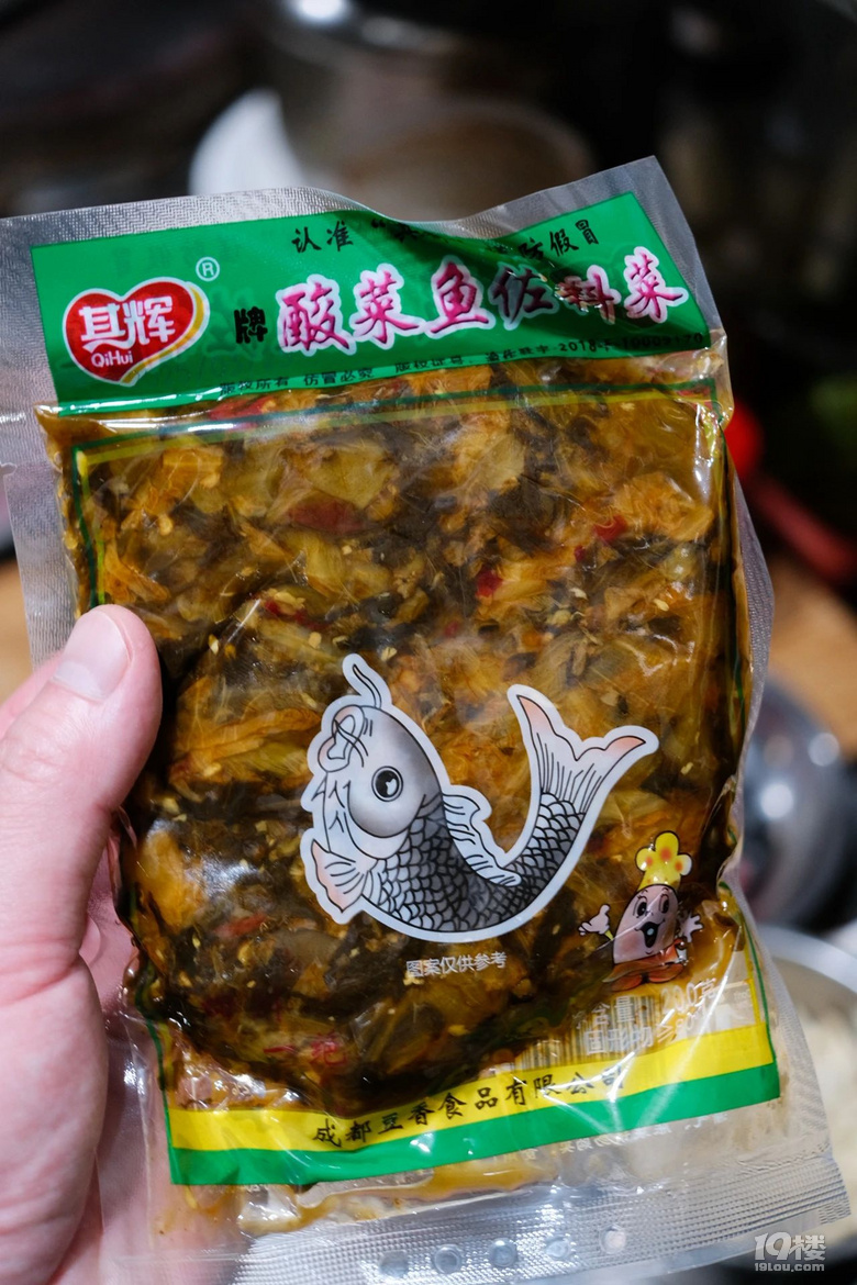 在街邊小店,吃到現(xiàn)殺現(xiàn)燒的酸菜魚