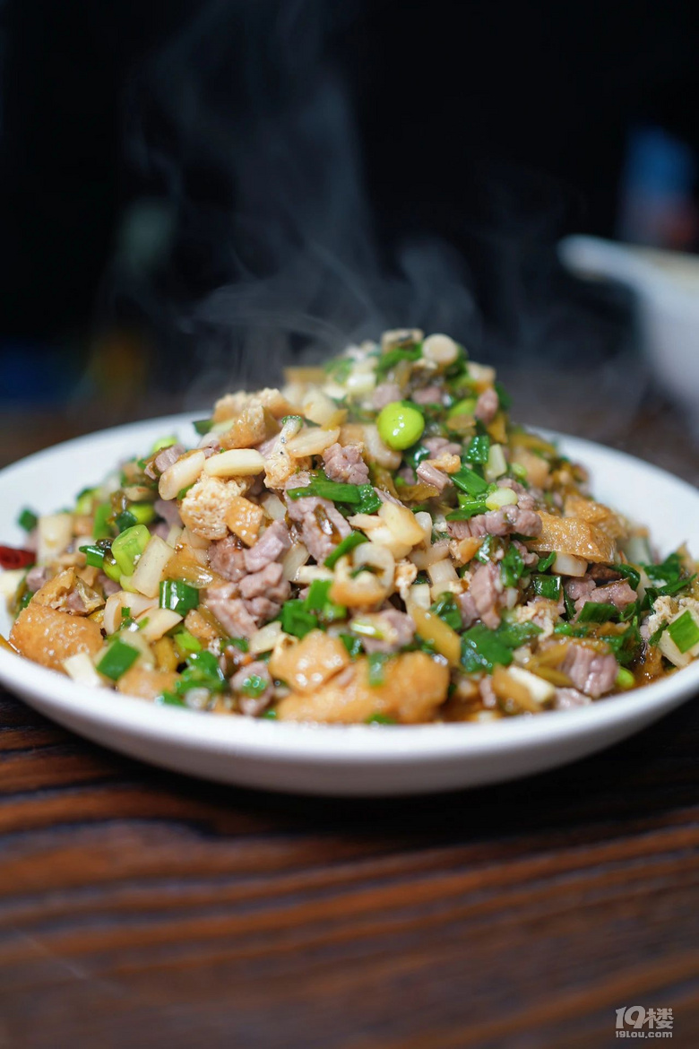 在街邊小店,吃到現(xiàn)殺現(xiàn)燒的酸菜魚