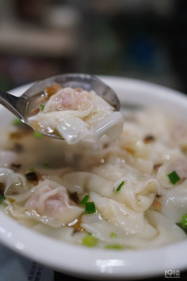 在街邊小店,吃到現(xiàn)殺現(xiàn)燒的酸菜魚