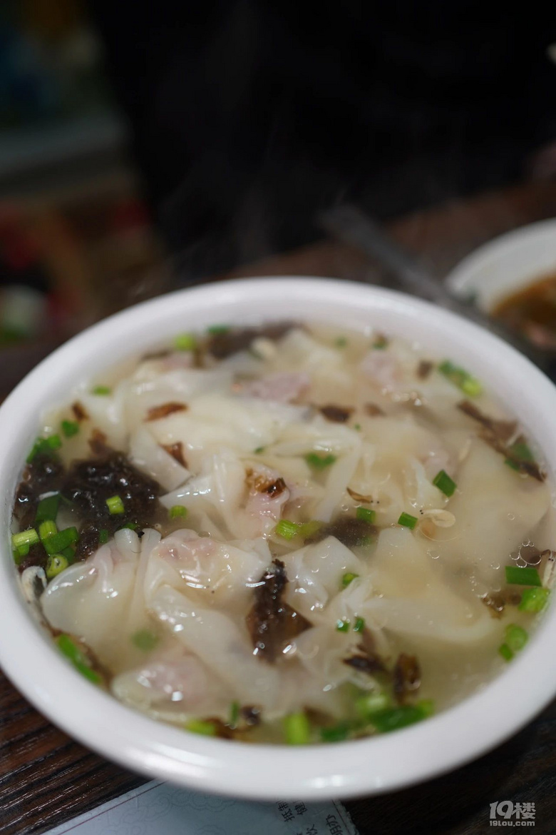 在街邊小店,吃到現(xiàn)殺現(xiàn)燒的酸菜魚