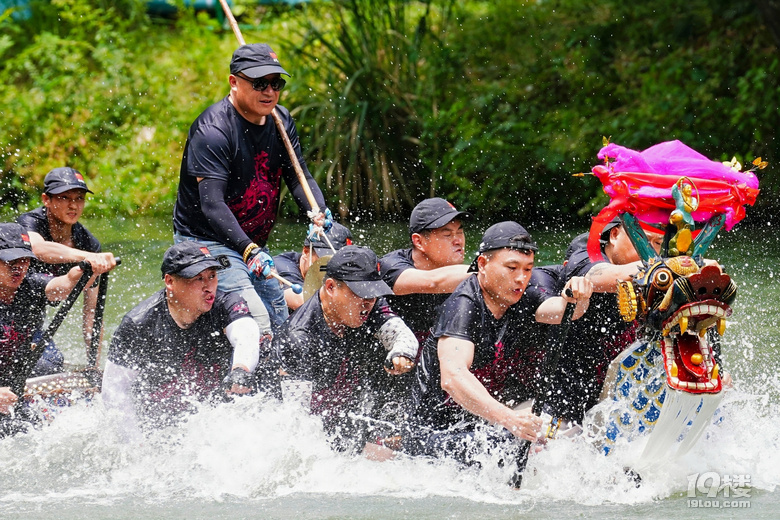 超300條龍舟震撼集結(jié),中外健兒水上爭(zhēng)霸