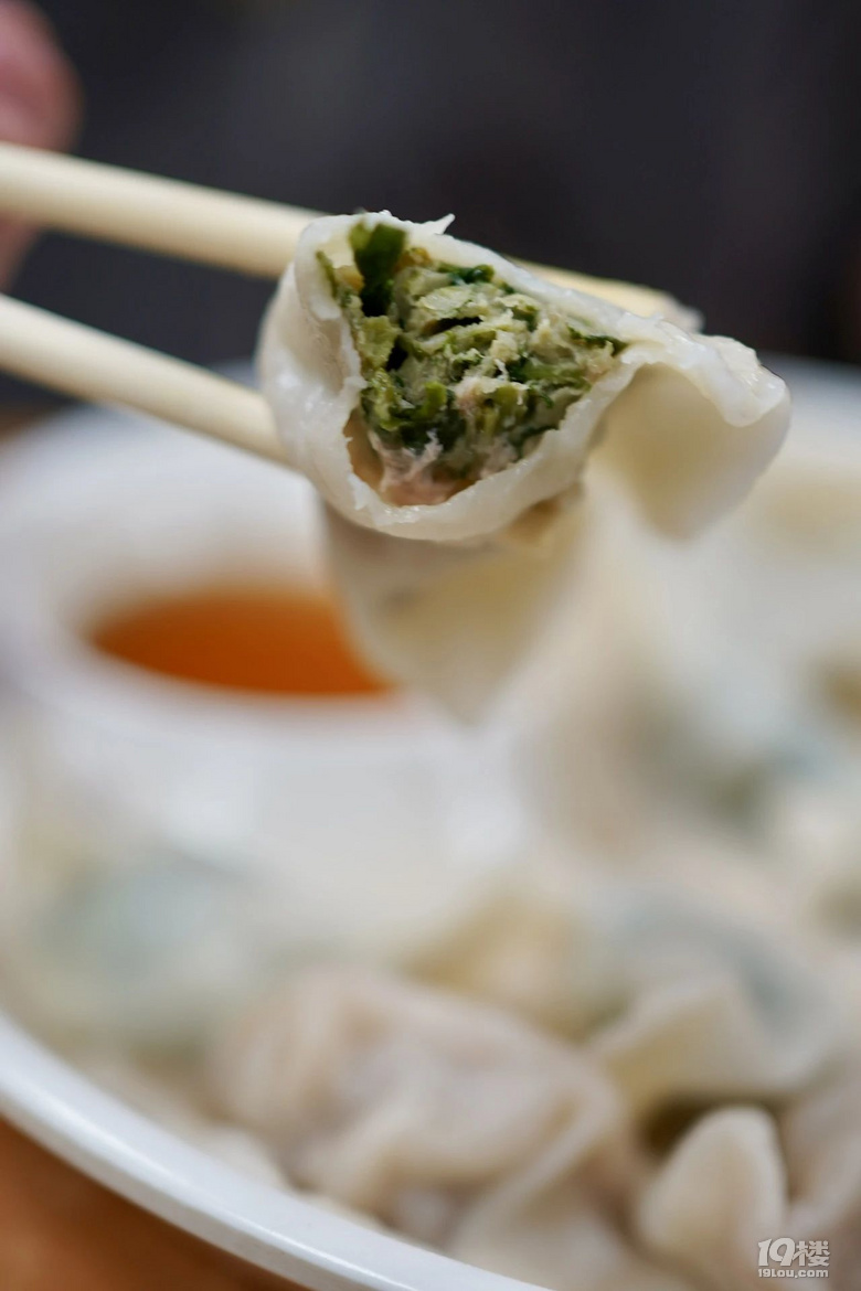 九點(diǎn)半開(kāi)到凌晨三點(diǎn)半,超長(zhǎng)待機(jī)三十年的水餃店
