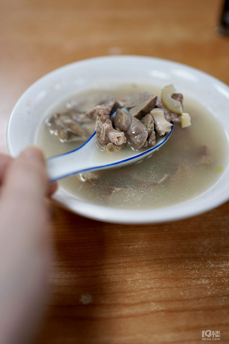 九點(diǎn)半開(kāi)到凌晨三點(diǎn)半,超長(zhǎng)待機(jī)三十年的水餃店