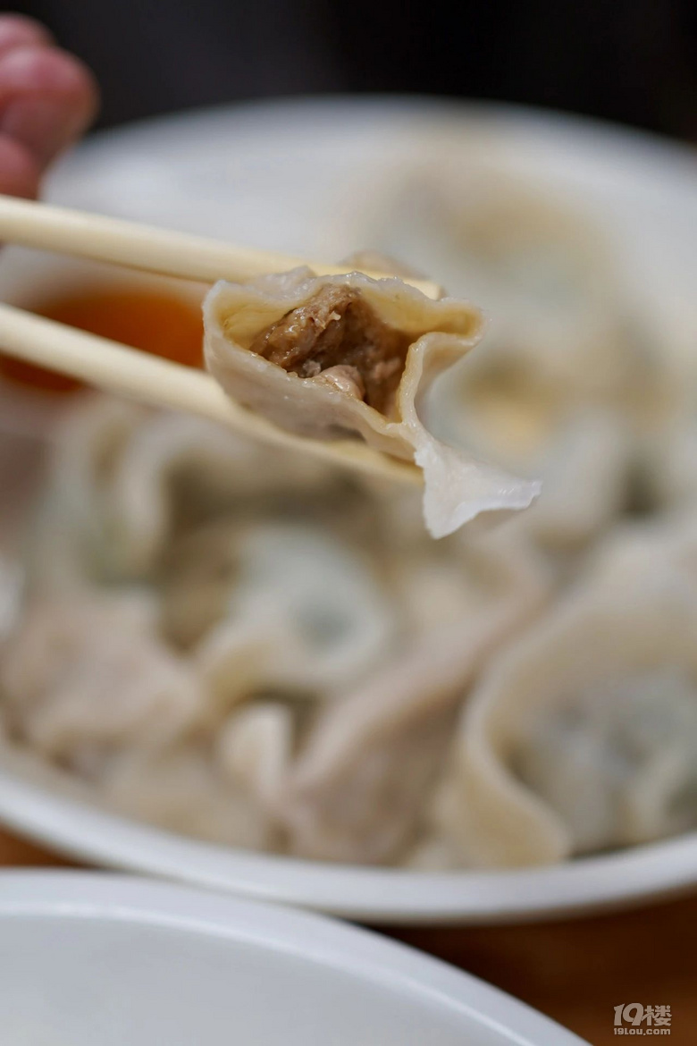 九點(diǎn)半開(kāi)到凌晨三點(diǎn)半,超長(zhǎng)待機(jī)三十年的水餃店