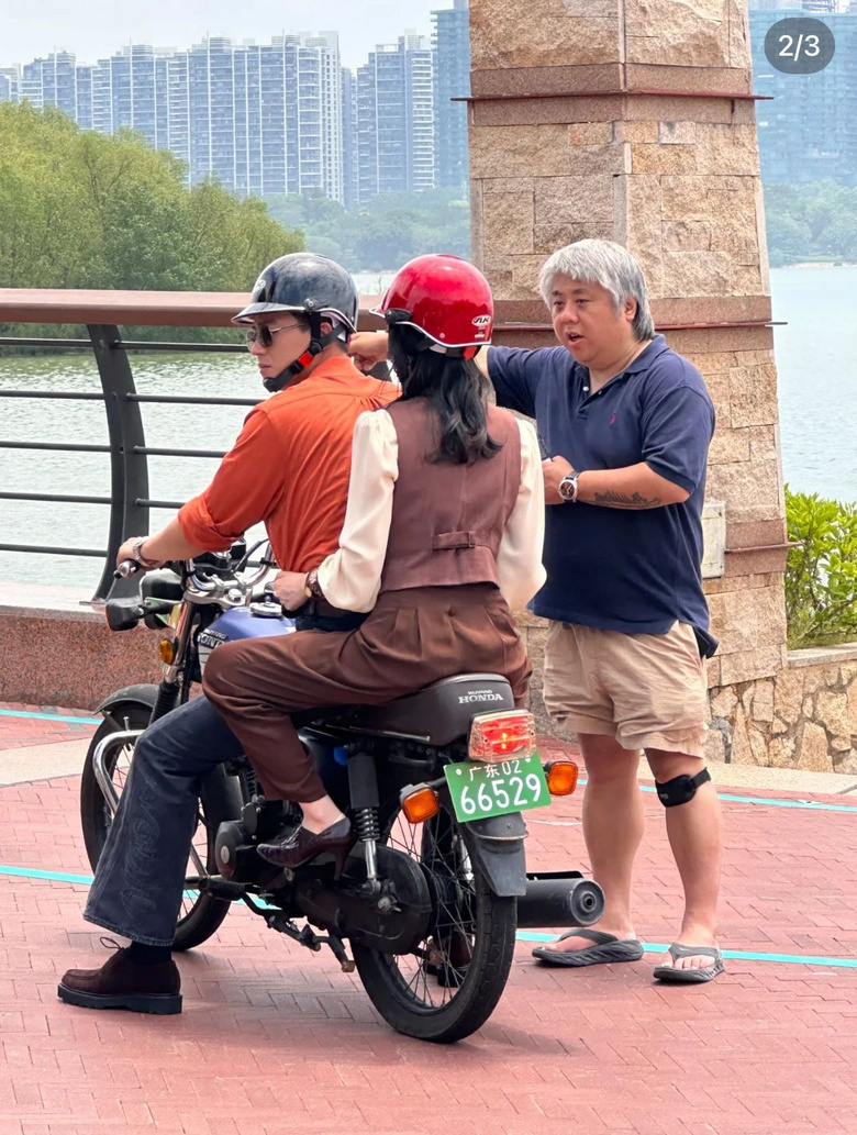 知名女演员在街头送外卖?许多网友偶遇了,不止闫妮,还有胡歌、