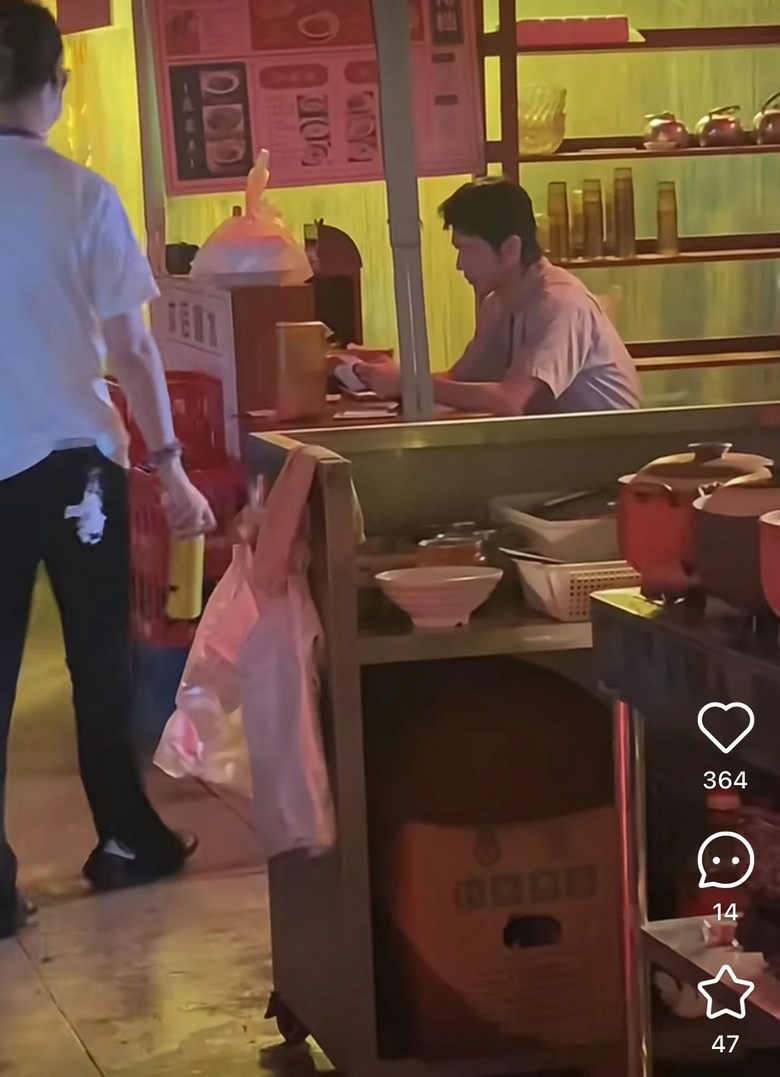 知名女演员在街头送外卖?许多网友偶遇了,不止闫妮,还有胡歌、