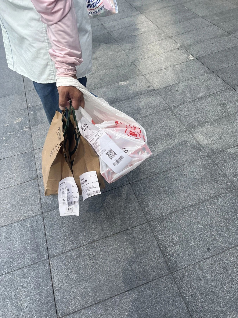 知名女演员在街头送外卖?许多网友偶遇了,不止闫妮,还有胡歌、