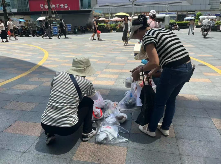 知名女演员在街头送外卖?许多网友偶遇了,不止闫妮,还有胡歌、