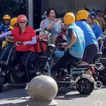知名女演员在街头送外卖？许多网友偶遇了，不止闫妮，还有胡歌、_图5