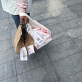 知名女演员在街头送外卖？许多网友偶遇了，不止闫妮，还有胡歌、_图2