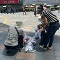 知名女演员在街头送外卖？许多网友偶遇了，不止闫妮，还有胡歌、_图4