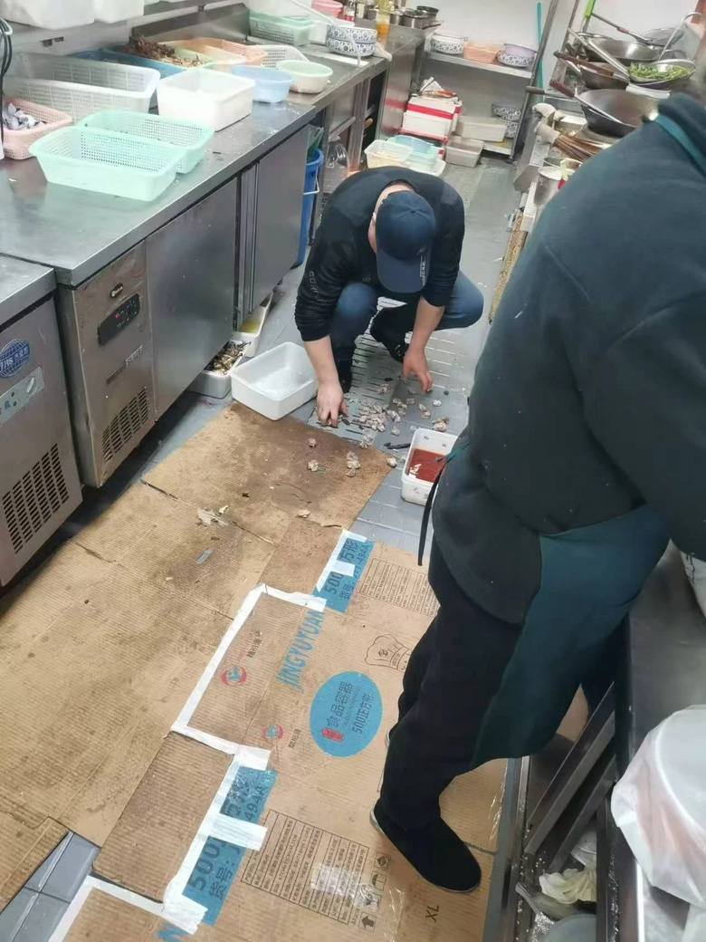 杭州外賣小哥代拍飯店后廚火了,網(wǎng)友:必須贊一個(gè)!
