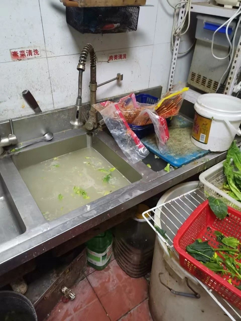 杭州外賣小哥代拍飯店后廚火了,網(wǎng)友:必須贊一個(gè)!