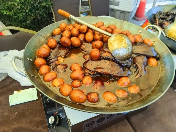 蹄髈40元,東坡肉29元…杭州市中心大酒店外擺賣菜,每天供不應(yīng)求