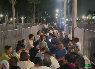秒没！有人通宵排队15个小时