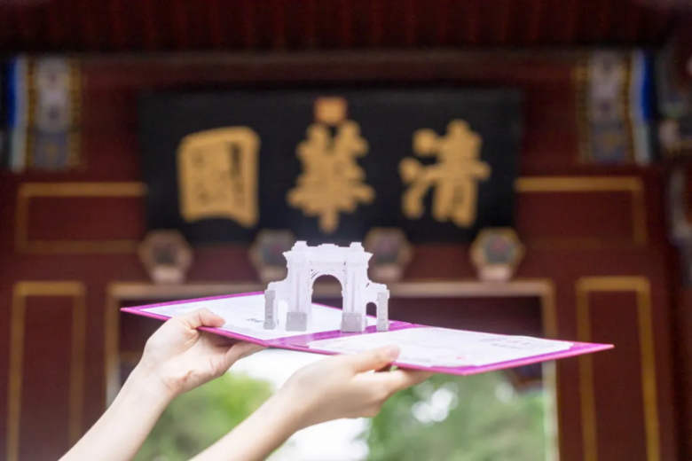 開箱!高校錄取通知書battle現(xiàn)場,誰才是“顏值天花板”?