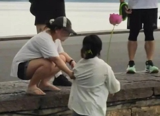 女子跳下断桥偷摘荷花，景区回应