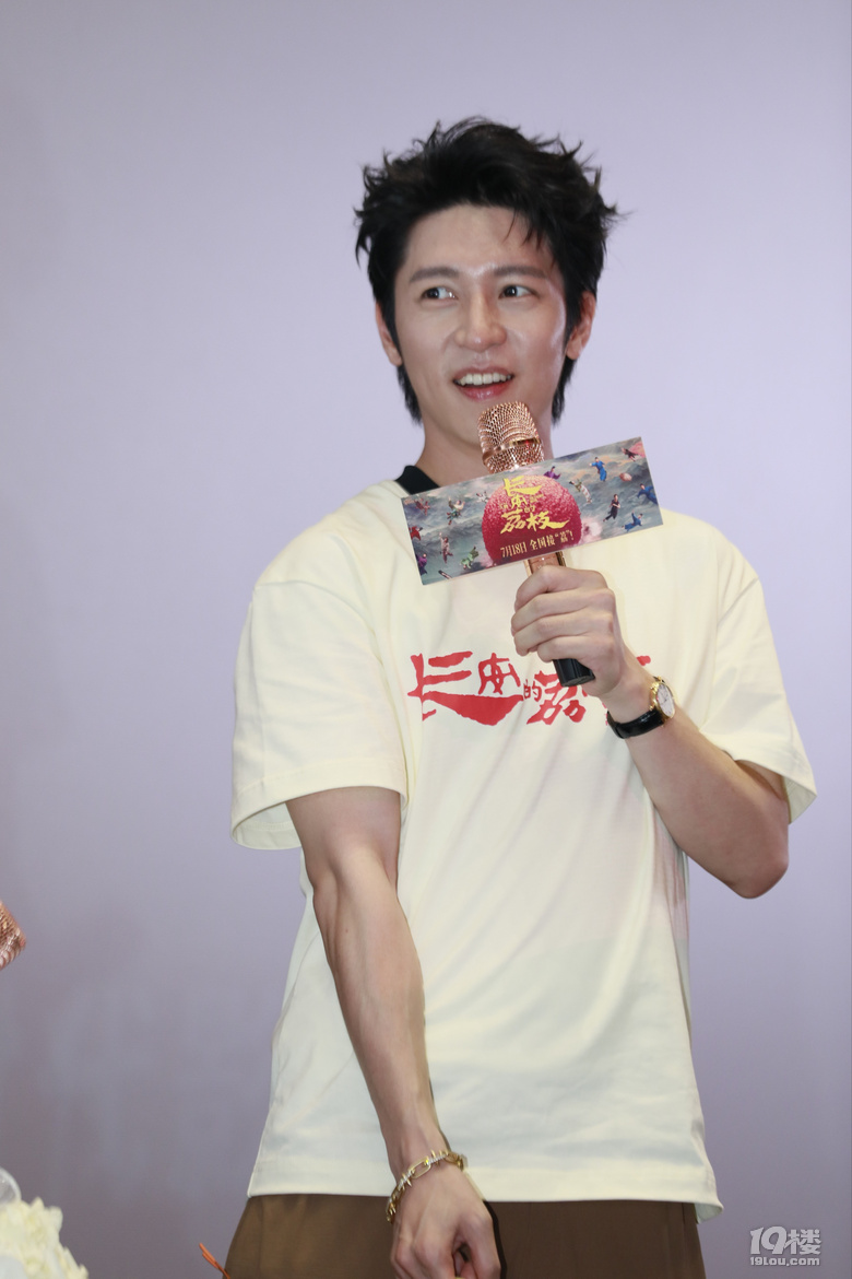 电影《长安的荔枝》上映6天票房突破3亿，荔枝F4现身杭州！