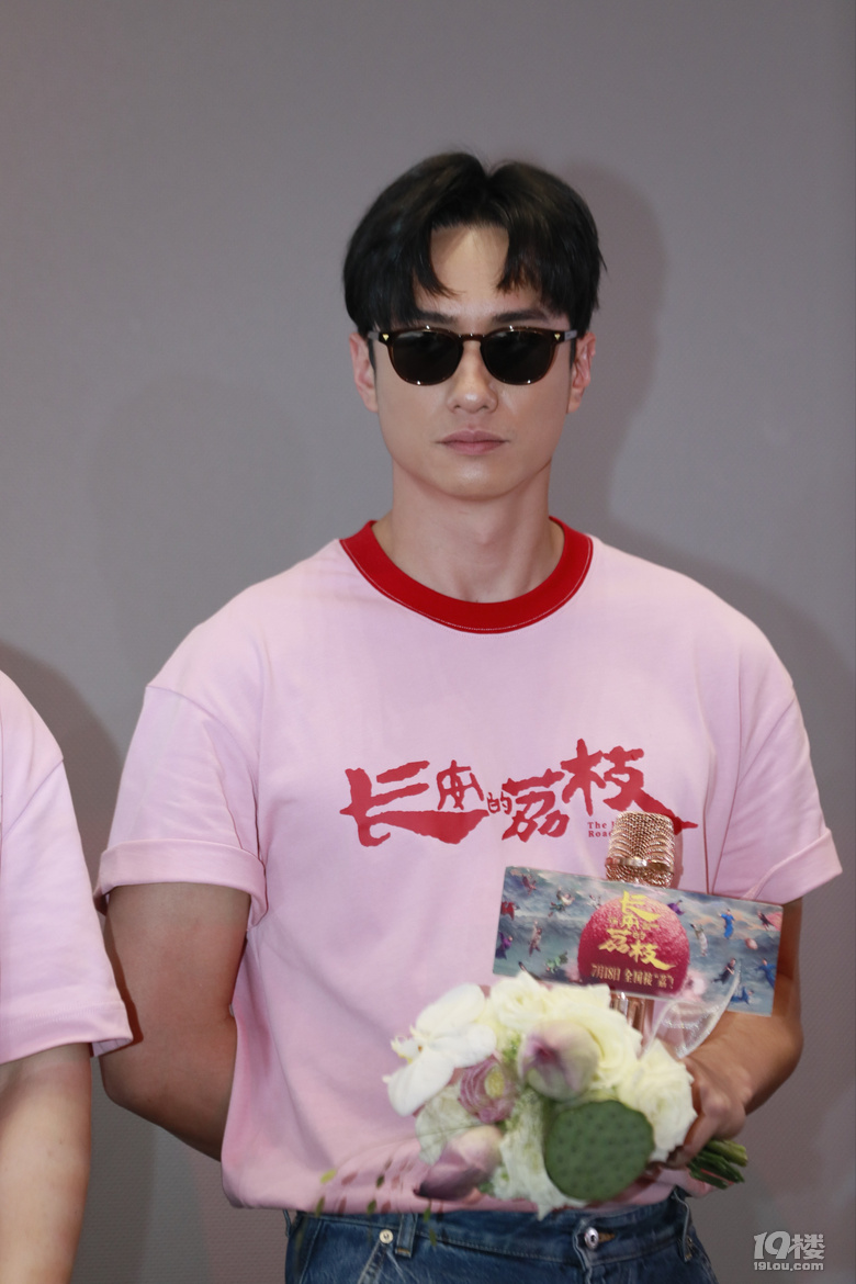 电影《长安的荔枝》上映6天票房突破3亿，荔枝F4现身杭州！