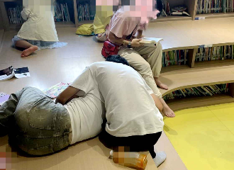 情侣在图书馆搂抱亲热？馆方回应
