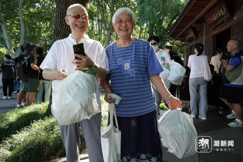 凌晨3點(diǎn)就來西湖排隊(duì)!今早大批杭州人出動!10元一份