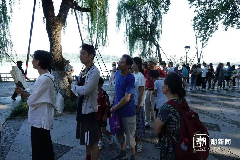凌晨3點(diǎn)就來西湖排隊(duì)!今早大批杭州人出動!10元一份