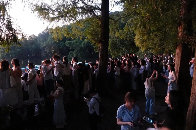 凌晨4點(diǎn),杭州西湖邊全是人人人!有人半夜從上海趕來(lái)
