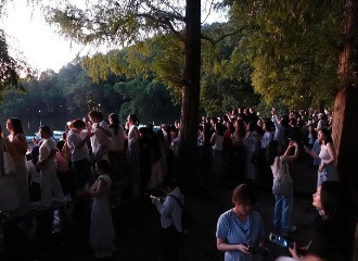 凌晨4点，西湖边全是人人人