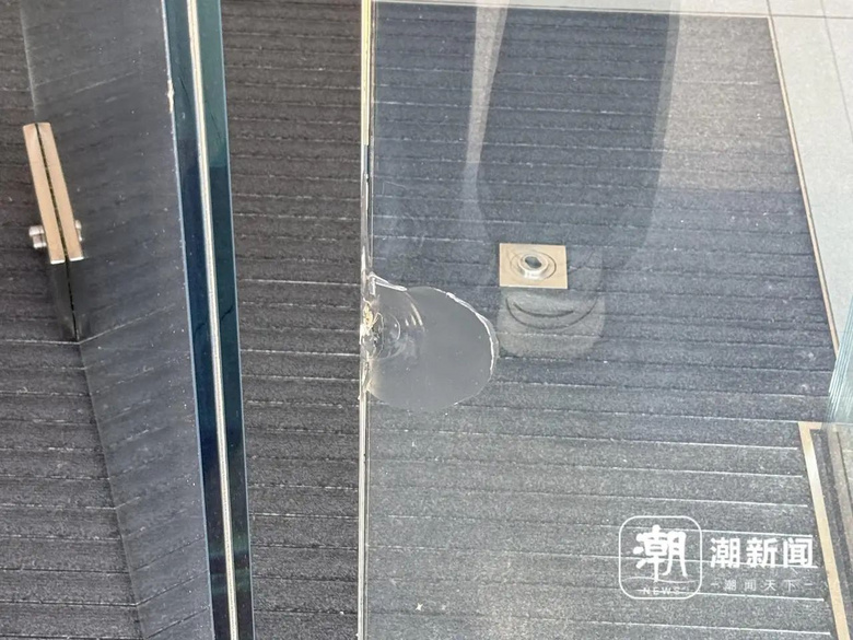 “西湖蘋果店的玻璃門裂了”!保安:路人被夾手,緊急破拆