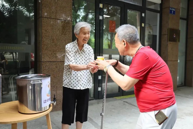 94歲,她堅(jiān)守“邊奶奶涼茶攤”傳遞溫暖力量