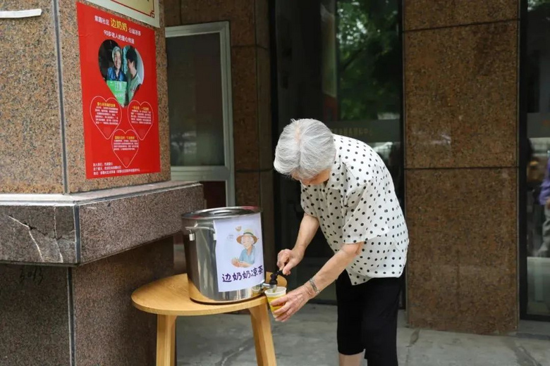94歲,她堅(jiān)守“邊奶奶涼茶攤”傳遞溫暖力量