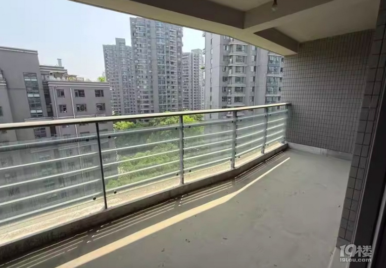 杭州老牌小區(qū)被“賤賣”?一路之隔二手房價(jià)格卻翻倍