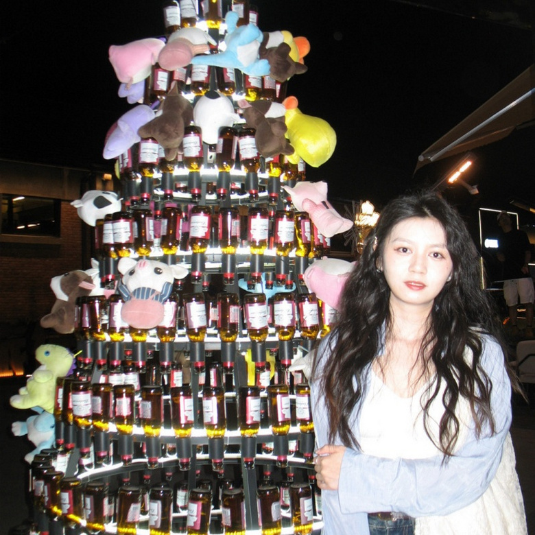 95年衢州女生，肤白貌美，父母均有退休金